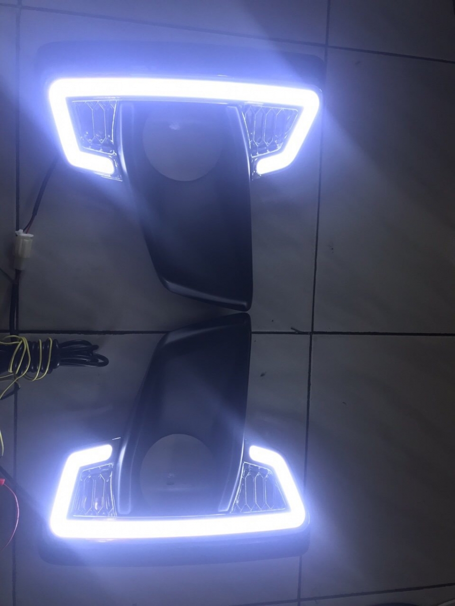 Độ đèn led mí cho Toyota Hilux 2019